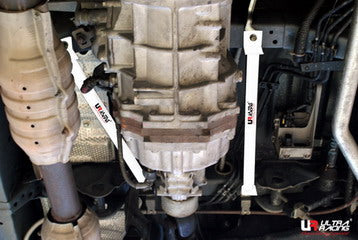 Toyota Hiace/H200 04+ UltraRacing 2x 2-Point Mid Lower Bars